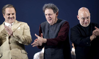 Christopher Purves interpreta a Walt Disney en la ópera El americano perfecto, del compositor Philip Glass (centro), junto al director musical Dennis R. Davies. EFE.jpg